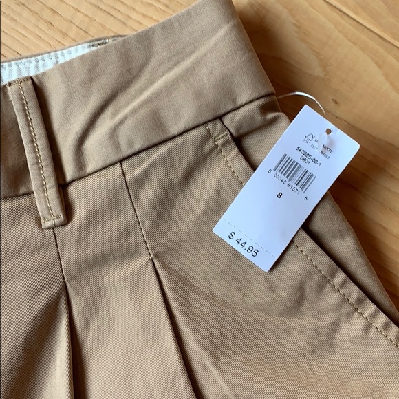 NWT Gap High Rise pleated short - Picture 3 of 6